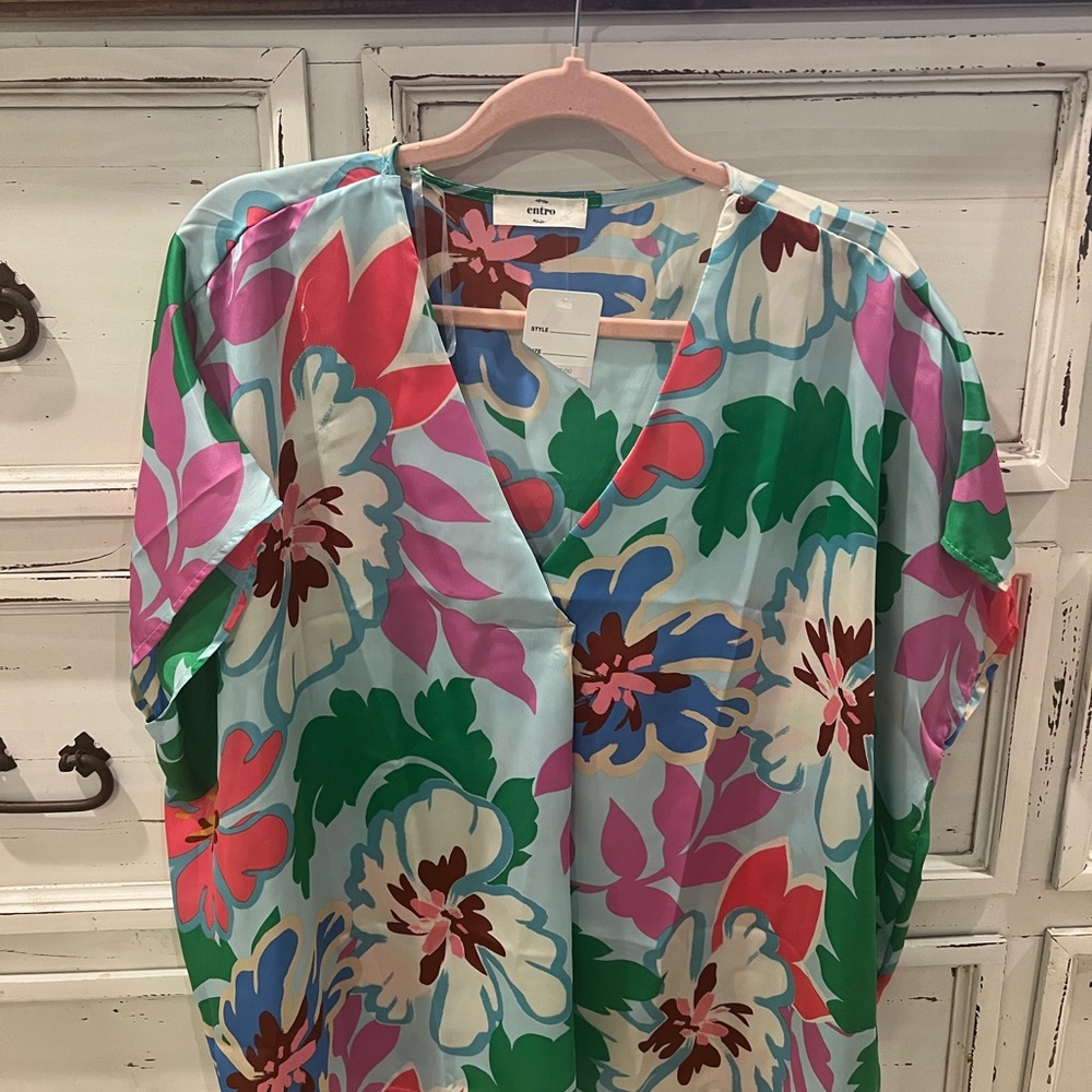 NWT entro Colorful Floral Blouse sz S